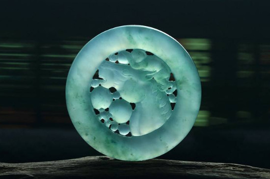 石榴石和<a href=https://www.jbf.cn/tag/5359.html target=_blank class=infotextkey>翡翠</a>哪个好