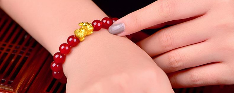 女人带黄金<a href=https://www.jbf.cn/tag/35.html target=_blank class=infotextkey>貔貅的佩戴忌讳</a>