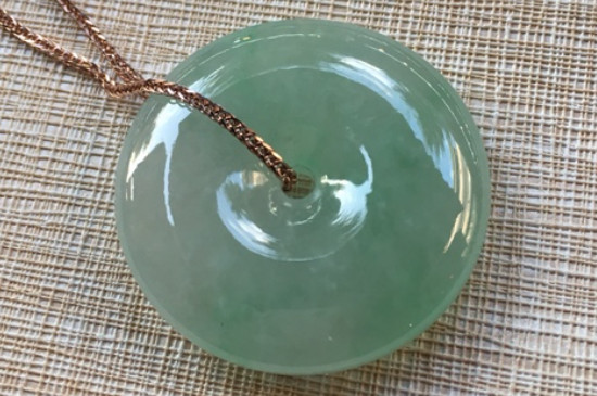 <a href=https://www.jbf.cn/tag/5359.html target=_blank class=infotextkey>翡翠</a>有裂纹还能戴吗