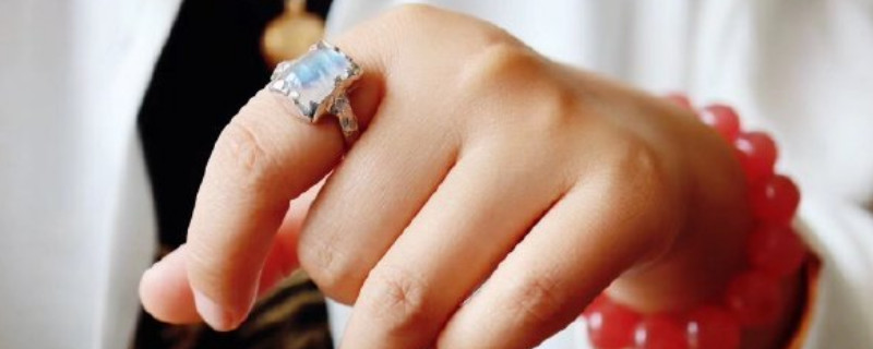 女人食指戴戒指说明什么