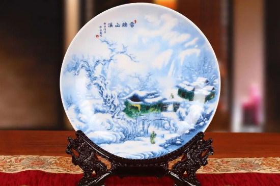 <a href=https://www.jbf.cn/tag/102.html target=_blank class=infotextkey>釉下彩釉中彩釉上彩的区别</a>