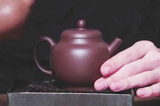 <a href=https://www.jbf.cn/tag/441.html target=_blank class=infotextkey>如何鉴定紫砂壶是不是化工壶</a>