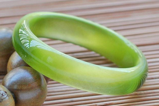 <a href=https://www.jbf.cn/tag/3036.html target=_blank class=infotextkey>猫眼石手镯功效与作用</a>