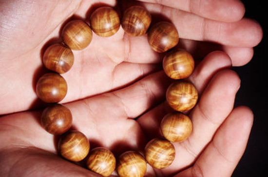 <a href=https://www.jbf.cn/tag/3690.html target=_blank class=infotextkey>檀香手串鉴别方法</a>