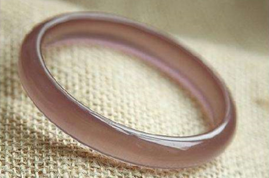 <a href=https://www.jbf.cn/tag/3036.html target=_blank class=infotextkey>猫眼石手镯功效与作用</a>