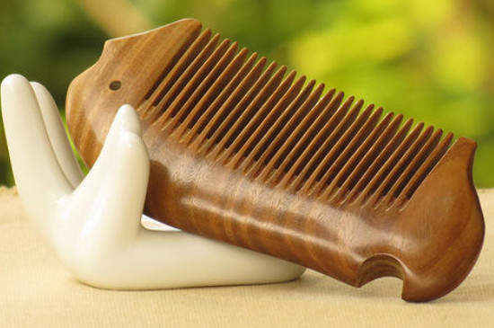 <a href=https://www.jbf.cn/tag/3685.html target=_blank class=infotextkey>檀木梳子怎么辨真假</a>