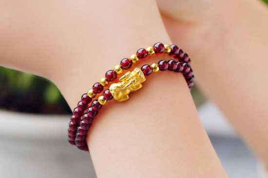 女人带黄金<a href=https://www.jbf.cn/tag/35.html target=_blank class=infotextkey>貔貅的佩戴忌讳</a>