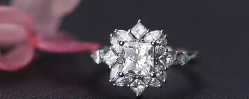 <a href=https://www.jbf.cn/tag/5986.html target=_blank class=infotextkey>怎么选</a>钻石