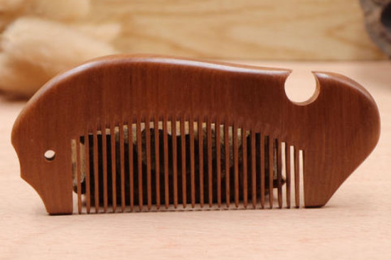 <a href=https://www.jbf.cn/tag/3685.html target=_blank class=infotextkey>檀木梳子怎么辨真假</a>