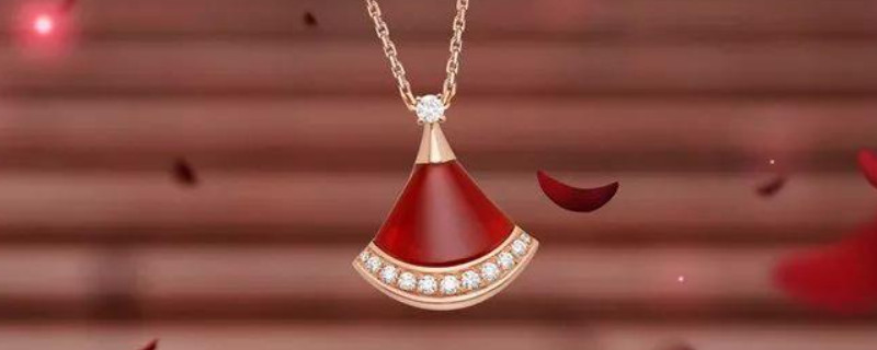 小裙子钻石项链的寓意和象征
